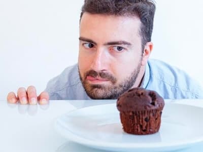 Bateu a vontade de comer doce? Nutricionistas contam o que fazer