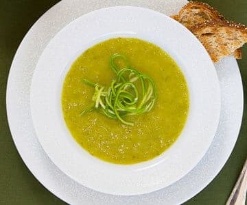 Receita de Sopa de Abobrinha com Alho Poró